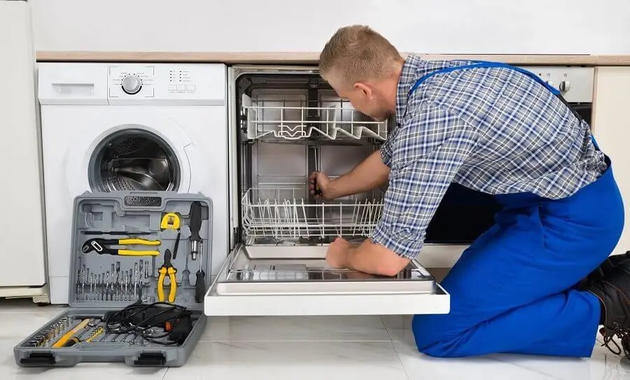 Etimesgut Esty servisi teknisyen ekibi beyaz eşya tamiri yaparken